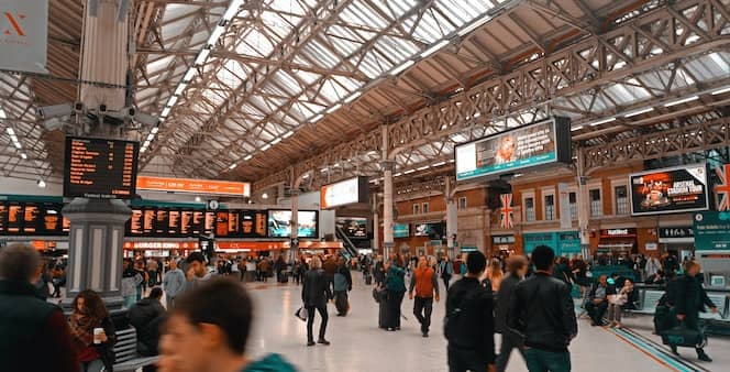 रेलवे स्टेशन पर निबंध (Essay on Railway Station in Hindi)